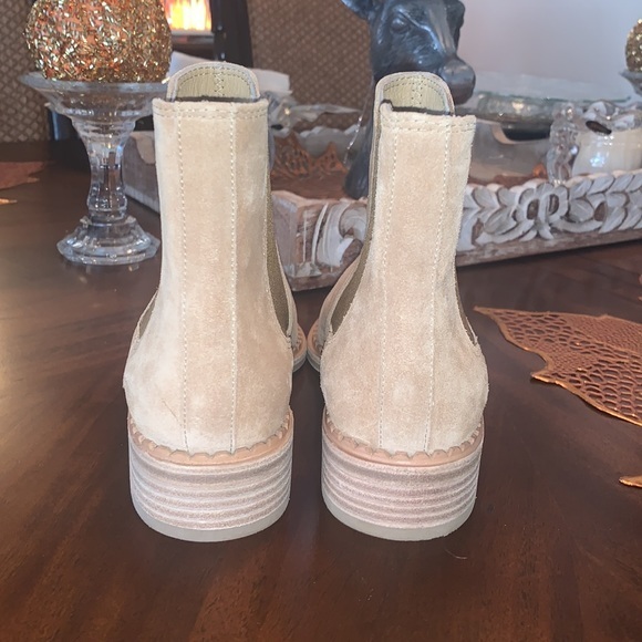 VINCE
‼️New $395.00  VINCE Italian Suede Chelsea Boots - Picture 3 of 11